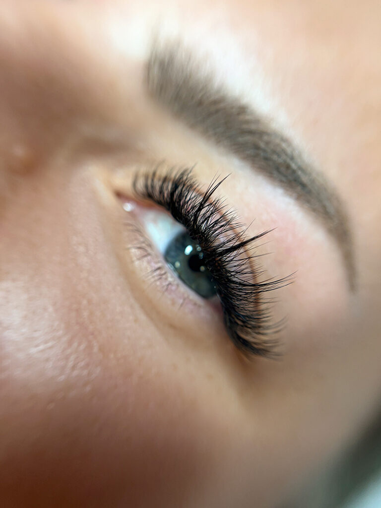 Bild zeigt Wimpernverlängerung in Leonberg