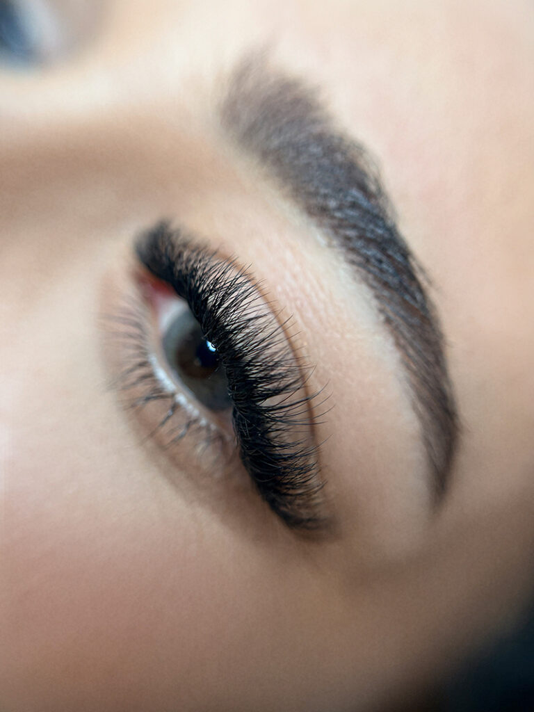 Bild zeigt Wimpernverlängerung in Leonberg