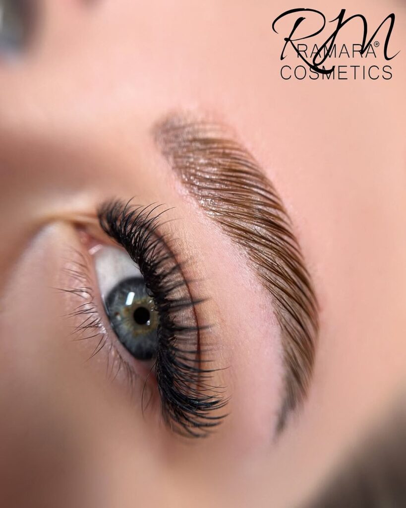 Bild zeigt die Wimpernverlängerung in Leonberg durch das Studio Ramara Cosmetics