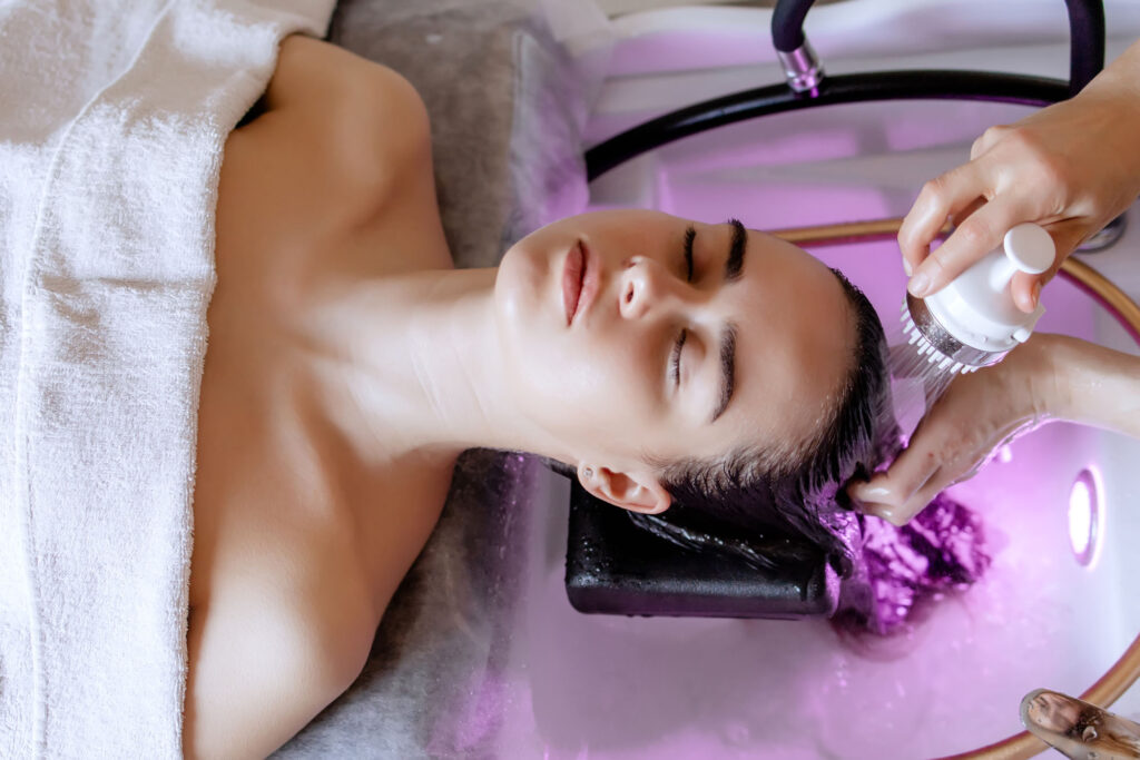 Bild zeigt die Kopfhautbehandlung Head Spa in Leonberg Calw Weil der Stadt Sindelfingen Böblingen