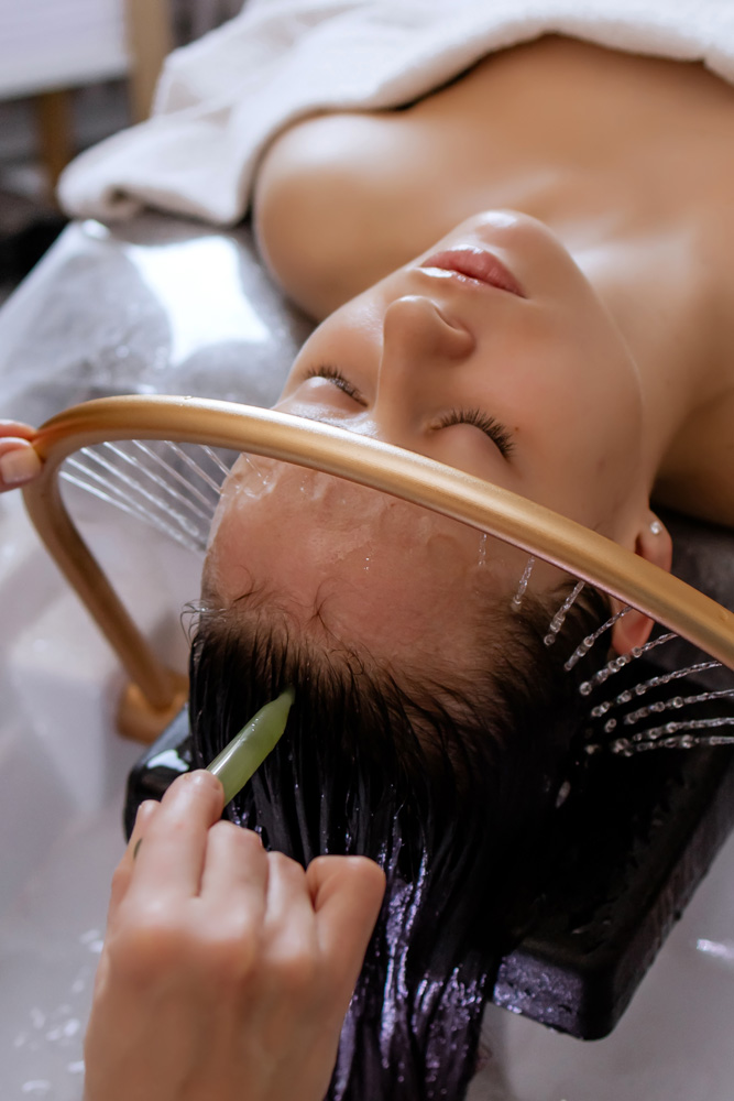 Behandlung zeigt eine Frau während der Head Spa in Leonberg Behandlung